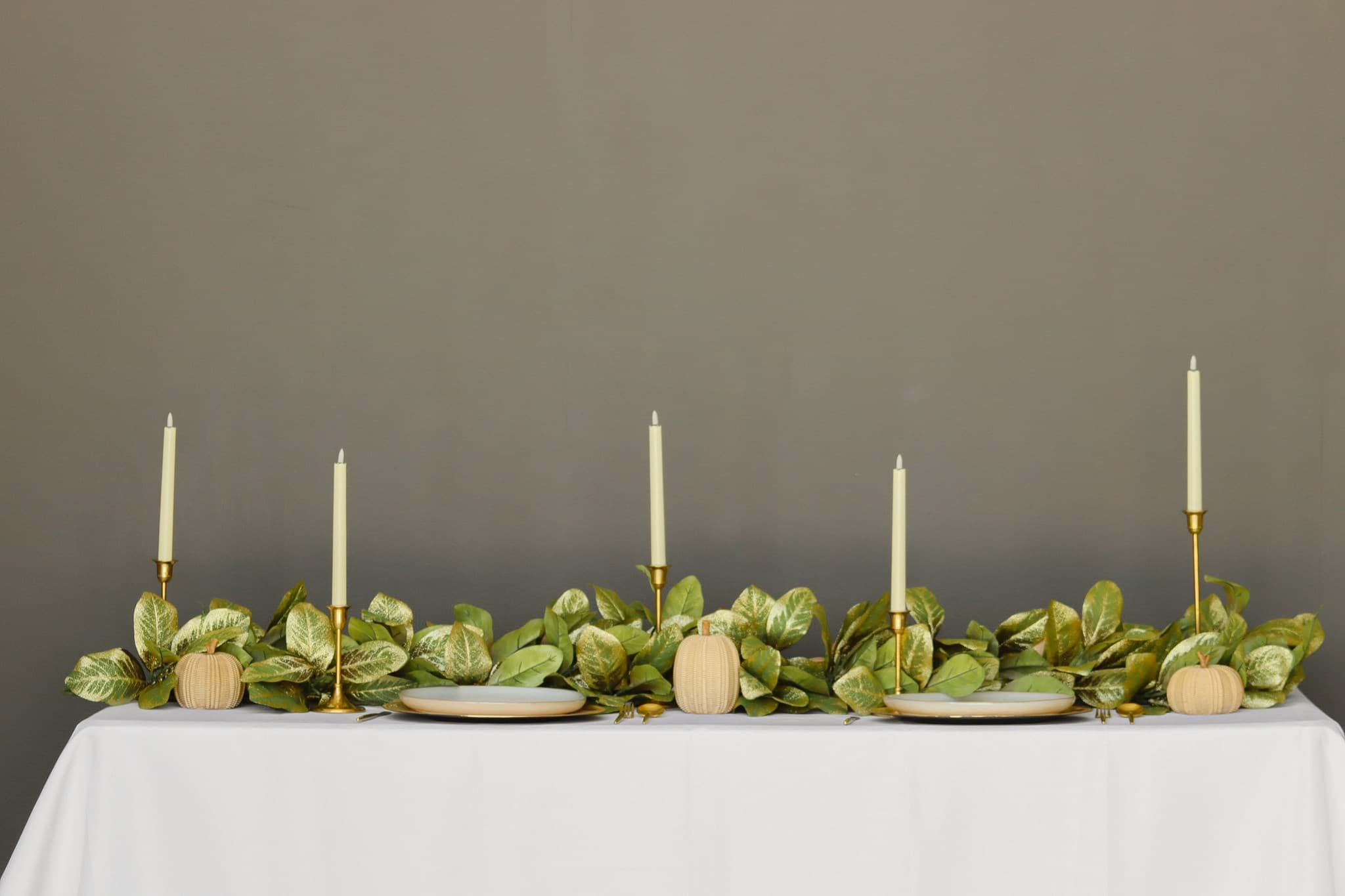 Picture of Gold Trim Magnolia Leaf Garland